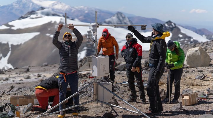 Instalan una red de estaciones meteorológicas en sectores estratégicos del cerro Aconcagua